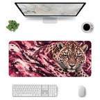 Pembe Leopar desenli 90x40 mouse pad, klavye, mouse ve monitörle üstten masa düzeni