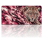 Pembe Leopar desenli 90x40 oyuncu mouse pad, pembe-bordo dalgalar içinde leopar, önden görünüm