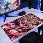 Pembe Leopar desenli 90x40 oyuncu mouse pad, oyun masasında monitör ve mouse ile kullanım