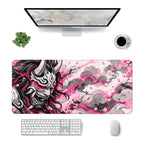 Oni Maskesi Pembe oyuncu mouse pad – masa üstü kullanım görünümü