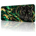 Zümrüt Panter desenli 90x40 gaming mouse pad, zümrüt yeşili-altın dalgalarda kara panter, açılı görünüm ve dikişli kenar detayı