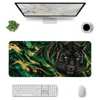 Zümrüt Panter desenli 90x40 mouse pad, klavye, mouse ve monitörle üstten masa düzeni