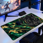 Zümrüt Panter desenli 90x40 oyuncu mouse pad, oyun masasında monitör ve mouse ile kullanım