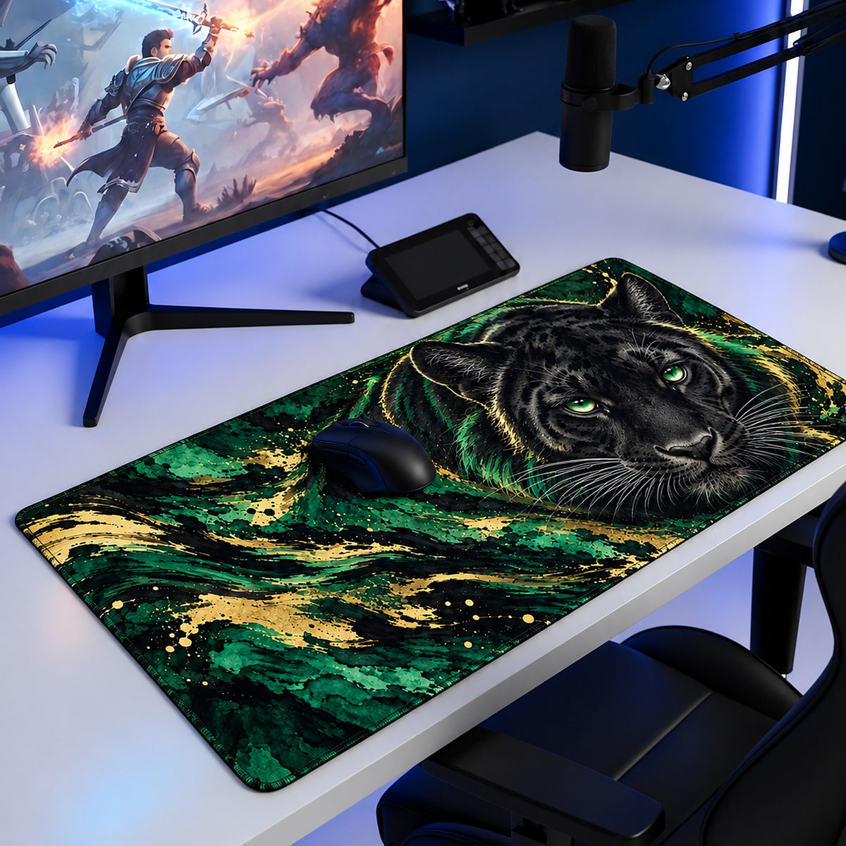 Zümrüt Panter desenli 90x40 oyuncu mouse pad, oyun masasında monitör ve mouse ile kullanım