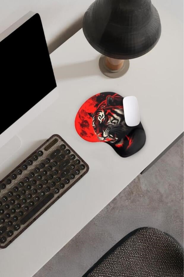 Red Flame Tiger bilek destekli mouse pad yakın çekim