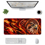 Ateş Şahini desenli 90x40 mouse pad, klavye, mouse ve monitörle üstten masa düzeni