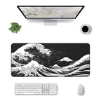 Siyah Japon Dalgası oyuncu mouse pad – masa üstü kullanım görünümü