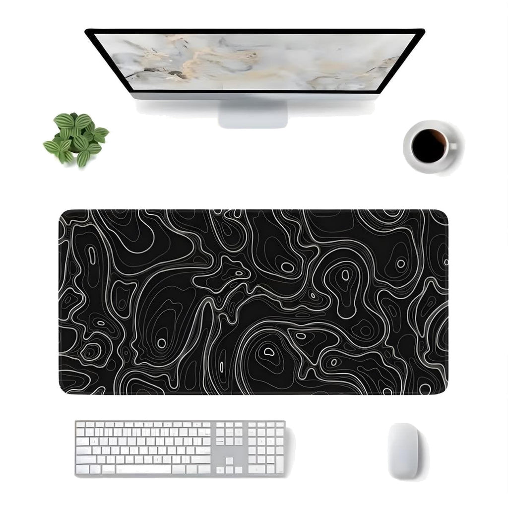 Siyah Typography oyuncu mouse pad – masa üstü kullanım görünümü