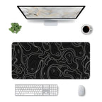 Siyah Typography oyuncu mouse pad – masa üstü kullanım görünümü