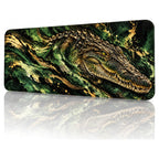 Bataklık Timsahı desenli 90x40 gaming mouse pad, koyu yeşil-altın pullu timsah, açılı görünüm ve dikişli kenar detayı