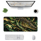 Bataklık Timsahı desenli 90x40 mouse pad, klavye, mouse ve monitörle üstten masa düzeni