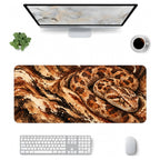 Çöl Engereği yılan desenli 90x40 mouse pad, klavye, mouse ve monitörle üstten masa düzeni